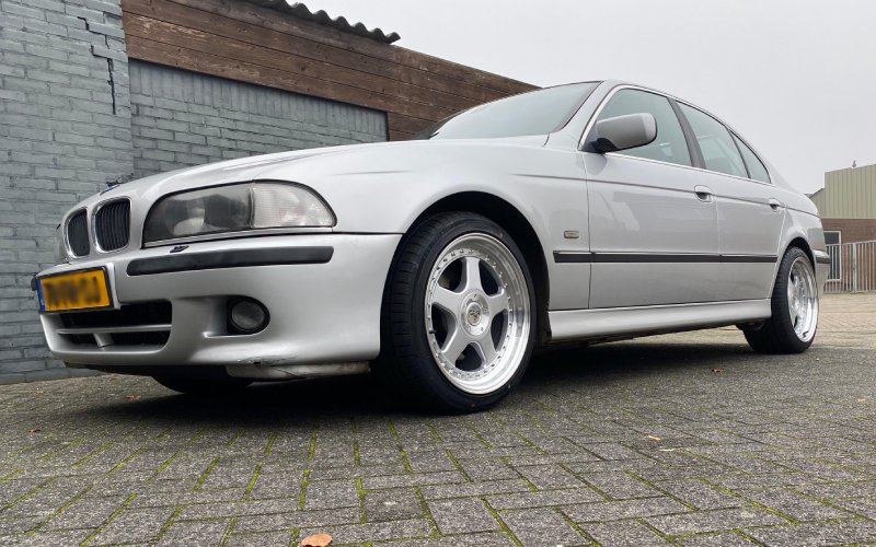 BMW 5-Serie met Keskin KT1 Klassik velgen