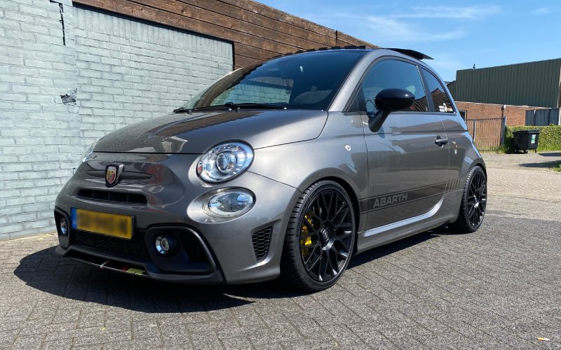 Abarth 500C met MOMO Revenge velgen