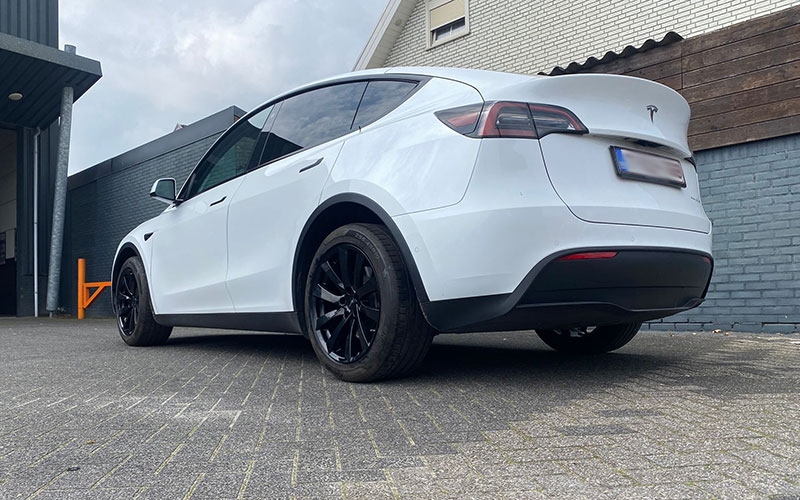 Tesla Model Y met Platin P106 velgen