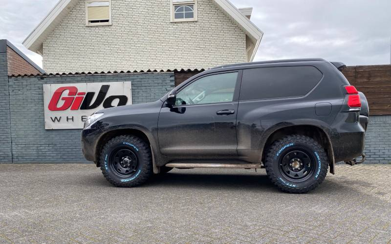 Toyota Land Cruiser met Goss 8 Spoke velgen