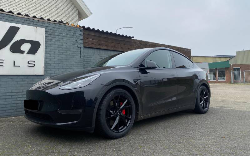 Tesla Model Y met Carmani CA23 Rudi velgen