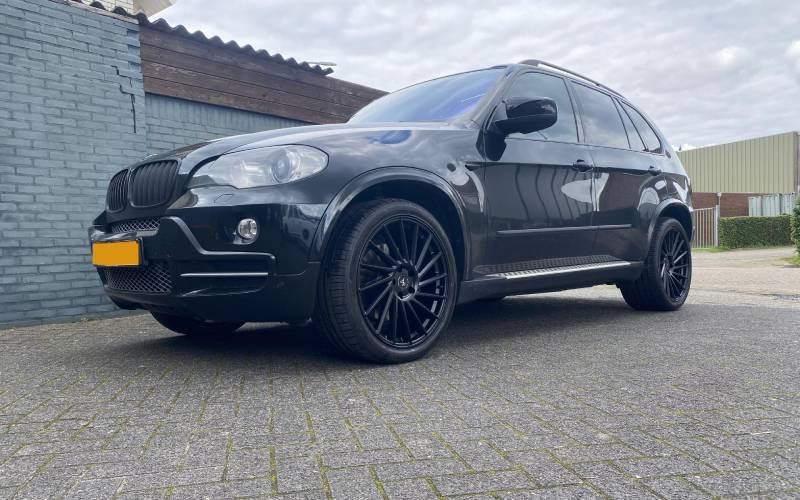 BMW X5 met Keskin KT17 Hurricane velgen