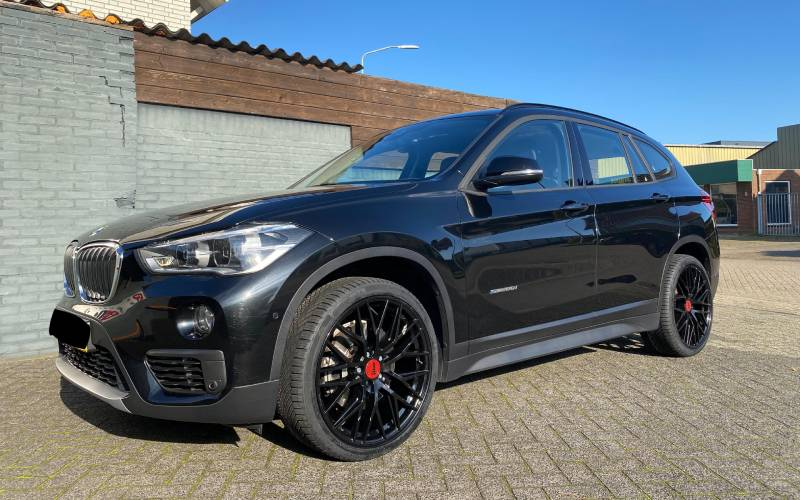 BMW X1 met MAM RS4 velgen