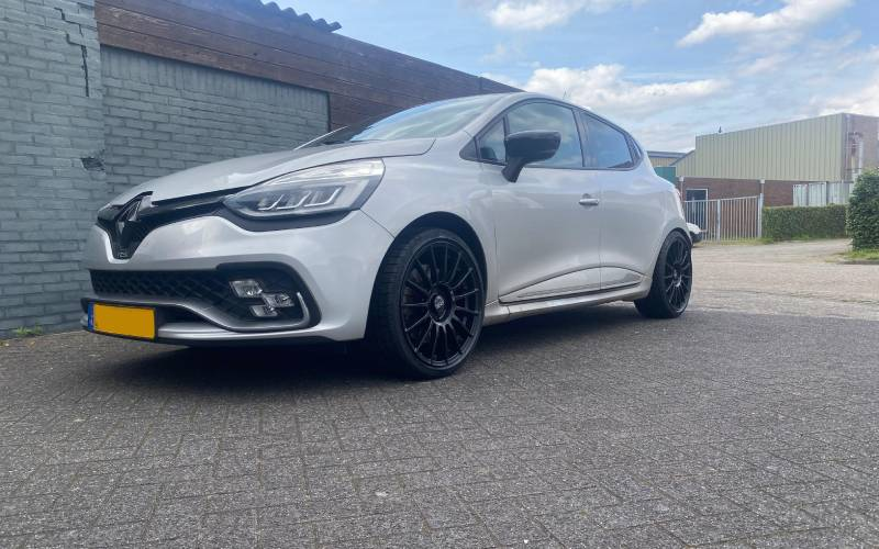 Renault Clio met OZ Racing SuperTurismo LM velgen