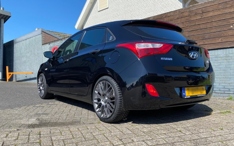 Hyundai i30 met MOMO Revenge velgen