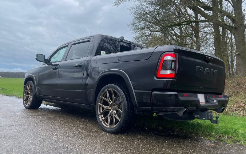 Dodge RAM 1500 met Vossen Wheels HF6-4 velgen