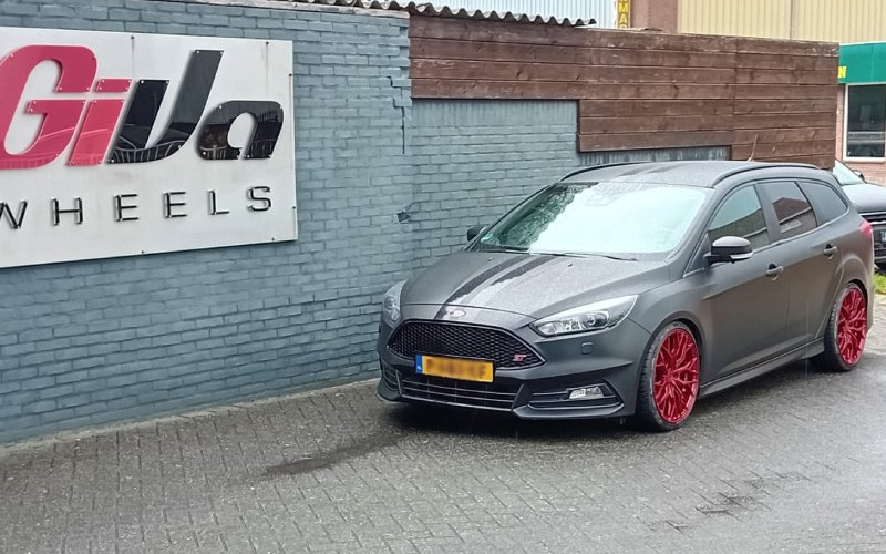 Ford Focus met Concaver Wheels CVR1 (Flow Forged) velgen