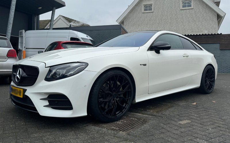 Mercedes-Benz E-Class met Judd JSF1 (Flow Forged) velgen