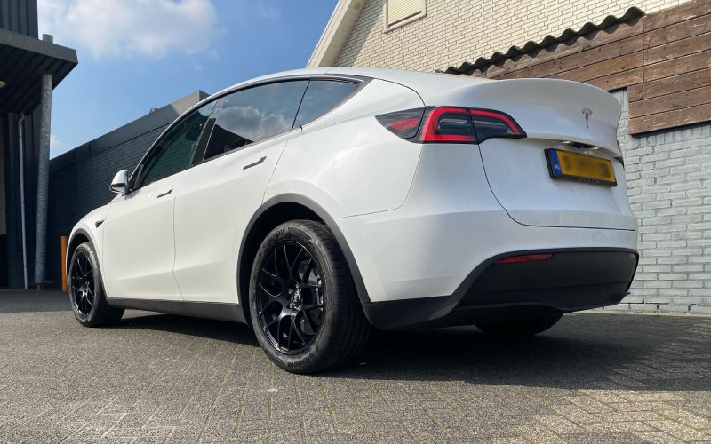 Tesla Model Y met RH Alurad NBU Race velgen