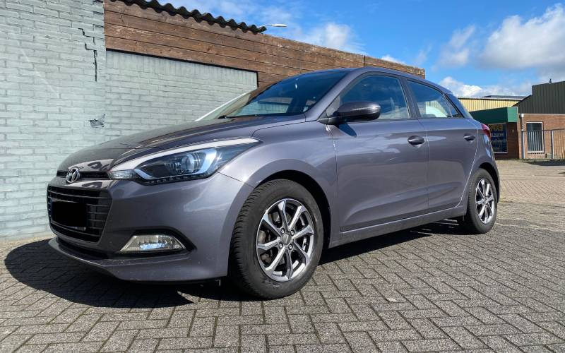 Hyundai i20 met Dezent KT velgen