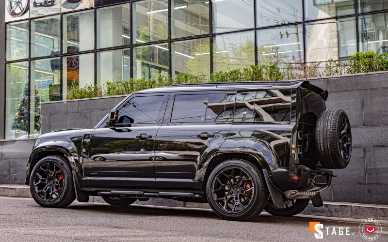 Land Rover Defender met Vossen Wheels UV-4 velgen