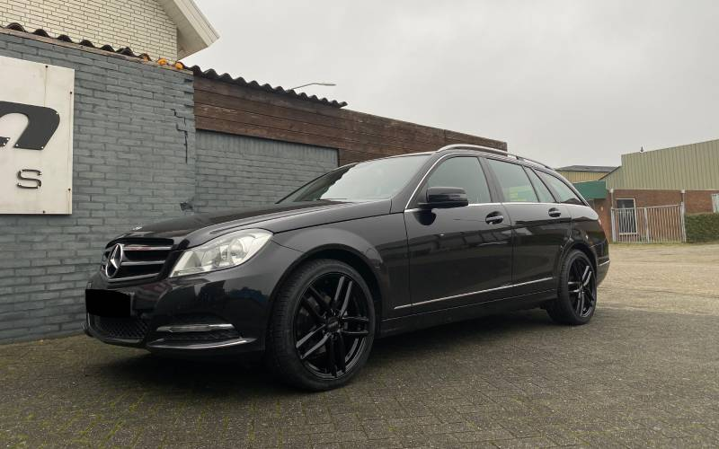 Mercedes-Benz C-Class met Dezent TR velgen