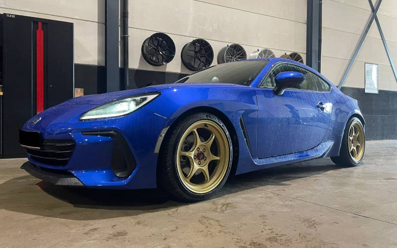 Subaru BRZ met Enkei PF06 velgen