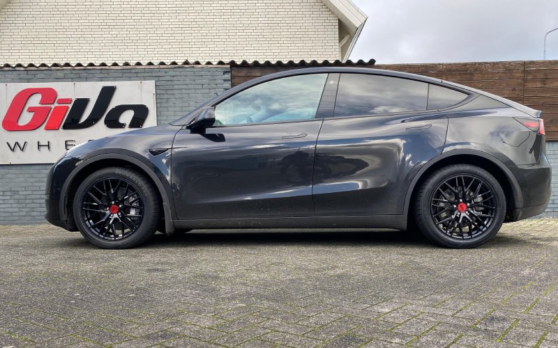 Tesla Model Y met MAM RS4 velgen