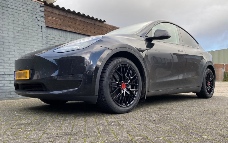 Tesla Model Y met MAM RS4 velgen