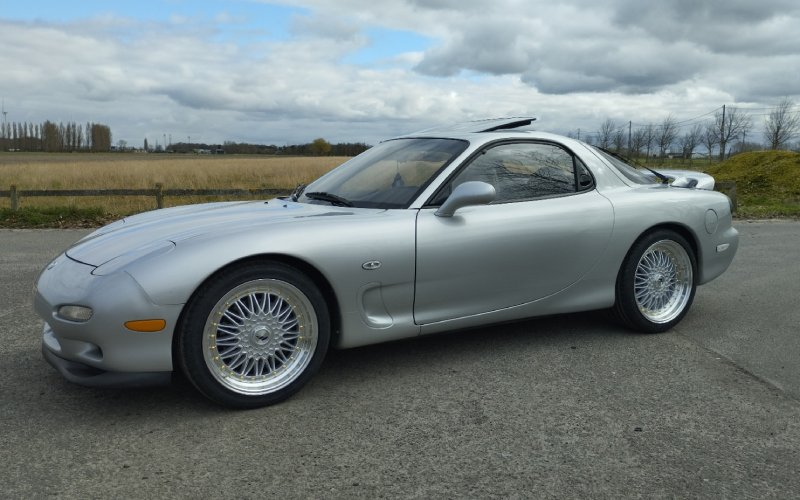 Mazda RX 7 met Japan Racing JR9 Multi velgen