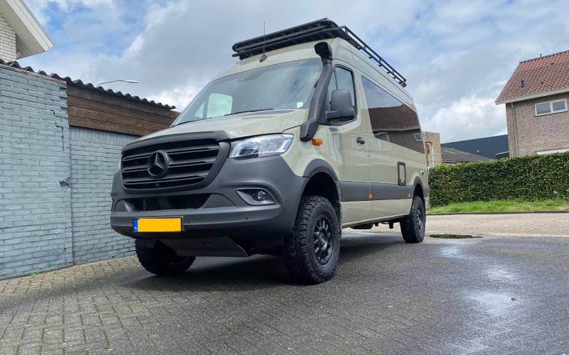 Mercedes-Benz Sprinter met Black Rhino Havasu velgen