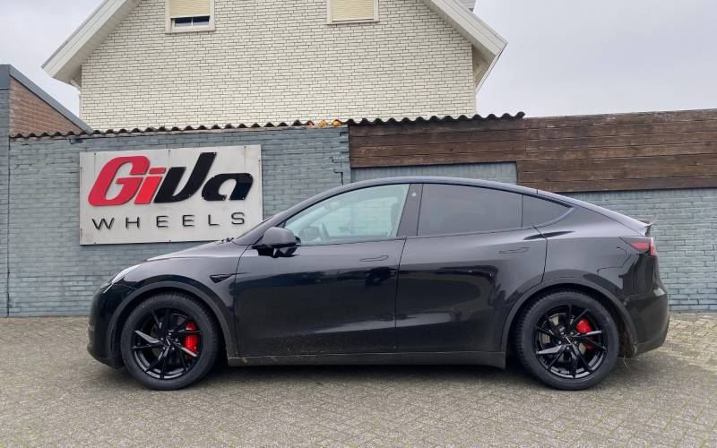 Tesla Model Y met Carmani CA23 Rudi velgen