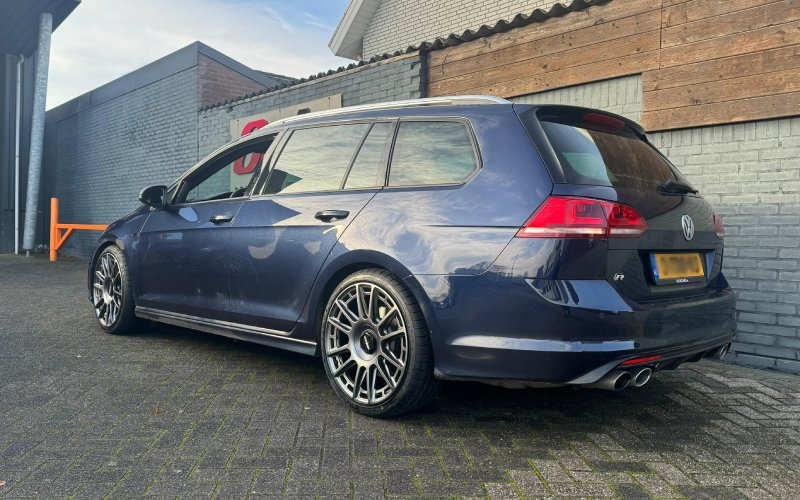 Volkswagen Golf met Rotiform OZR velgen