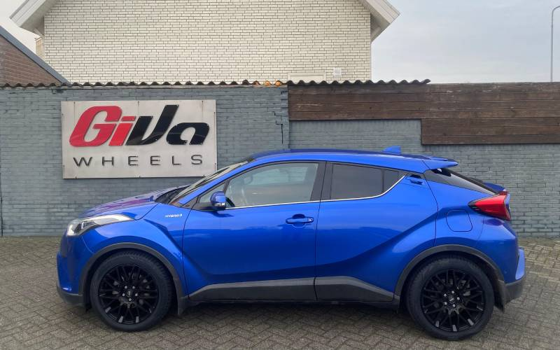 Toyota C-HR met MOMO Revenge velgen