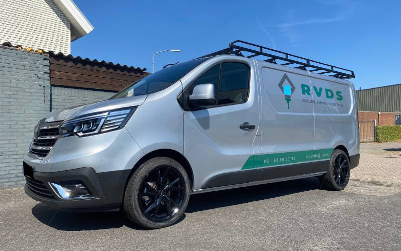 Renault Trafic met Carmani CA23 Rudi velgen