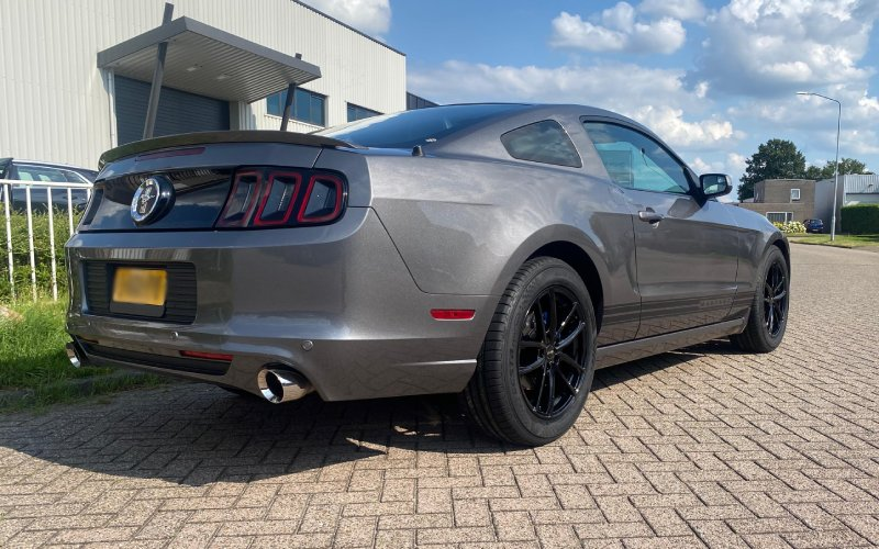 Ford Mustang met Brock B38 velgen