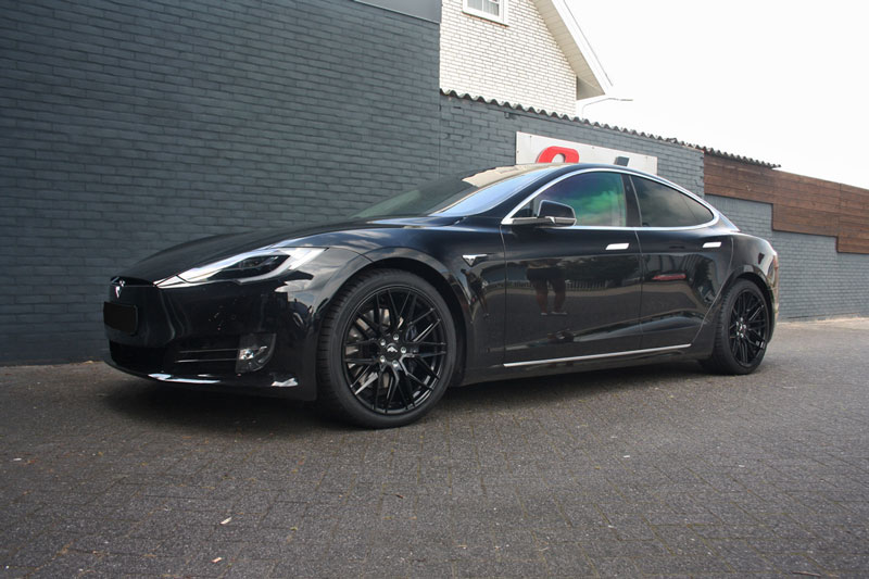 Tesla Model S met Japan Racing JR28 velgen