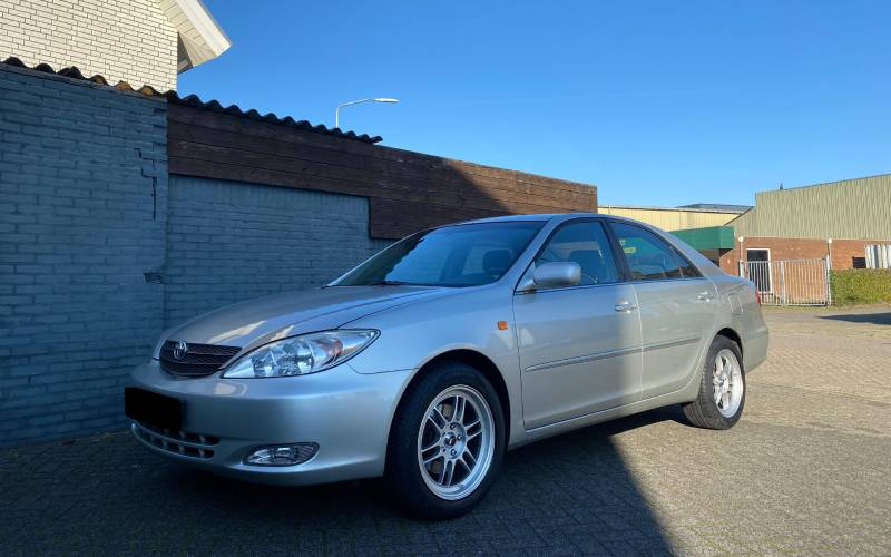 Toyota Camry met Japan Racing JR7 velgen