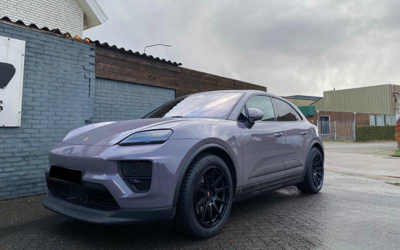 Porsche Macan met Japan Racing JR11 Blind velgen