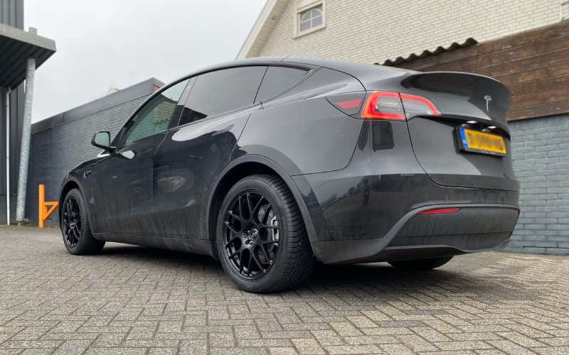 Tesla Model Y met Parotech Story velgen