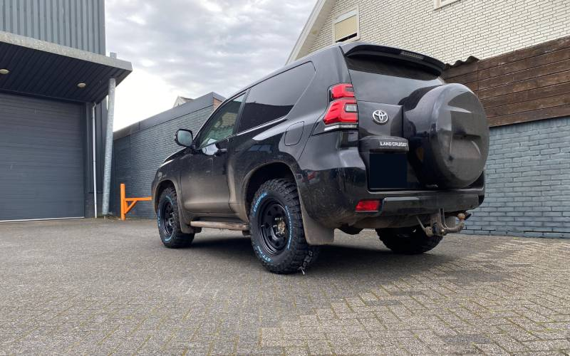 Toyota Land Cruiser met Goss 8 Spoke velgen