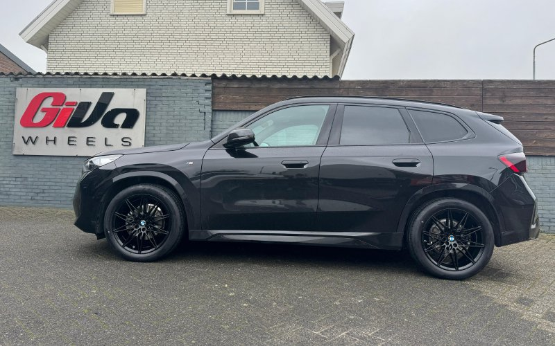 BMW X1 met Avus Racing AC-MB5 velgen