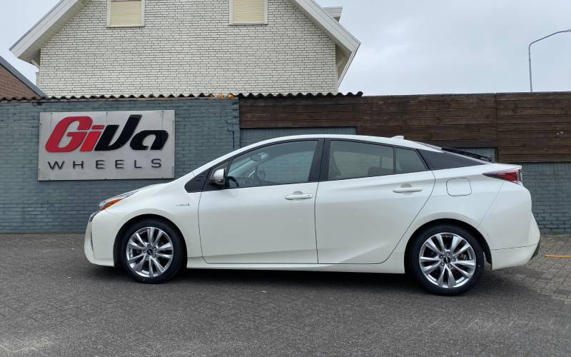 Toyota Prius met OXXO Oberon 5 velgen