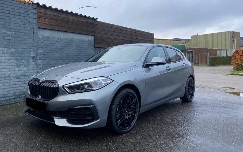 BMW 1-Serie met Carmani CA18 Knut velgen