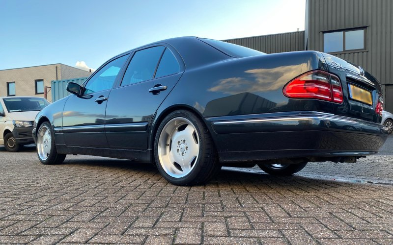 Mercedes-Benz E-Class met Devoted Wheels AMC80s velgen