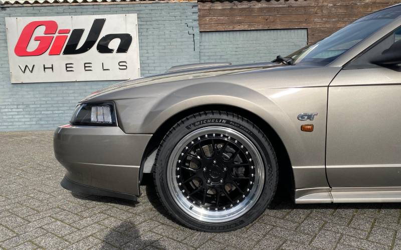 Ford Mustang met Japan Racing JR40 Blind velgen