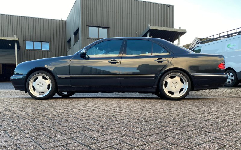 Mercedes-Benz E-Class met Devoted Wheels AMC80s velgen