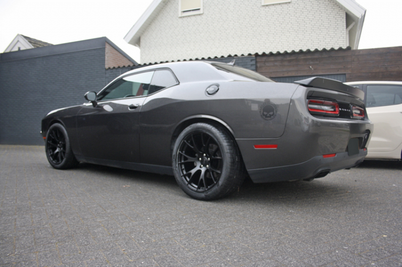 Dodge Challenger met Devoted Wheels Hellcat velgen