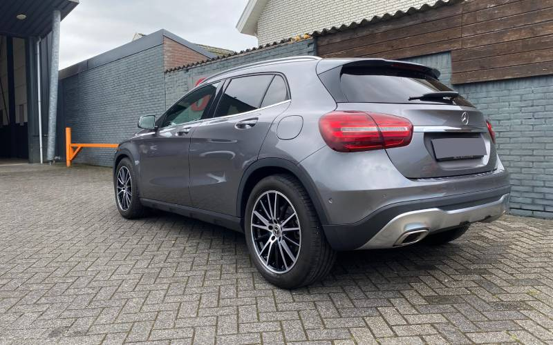 Mercedes-Benz GLA met CMS C23 velgen