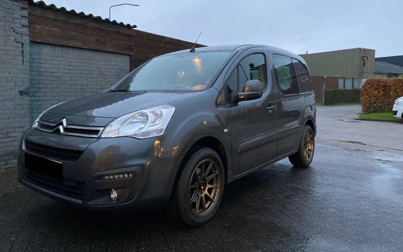 Citroen Berlingo met Japan Racing JR11 Multi velgen