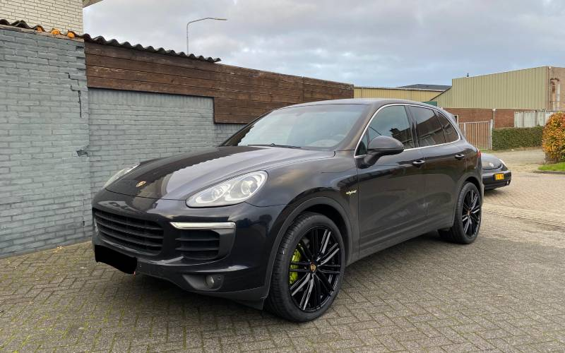 Porsche Cayenne met Avus Racing AC-M08 velgen