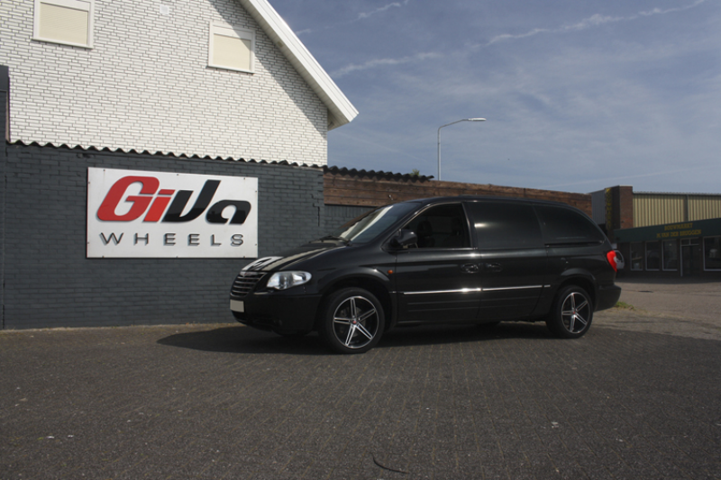 Chrysler Grand Voyager met AXE EX14 velgen