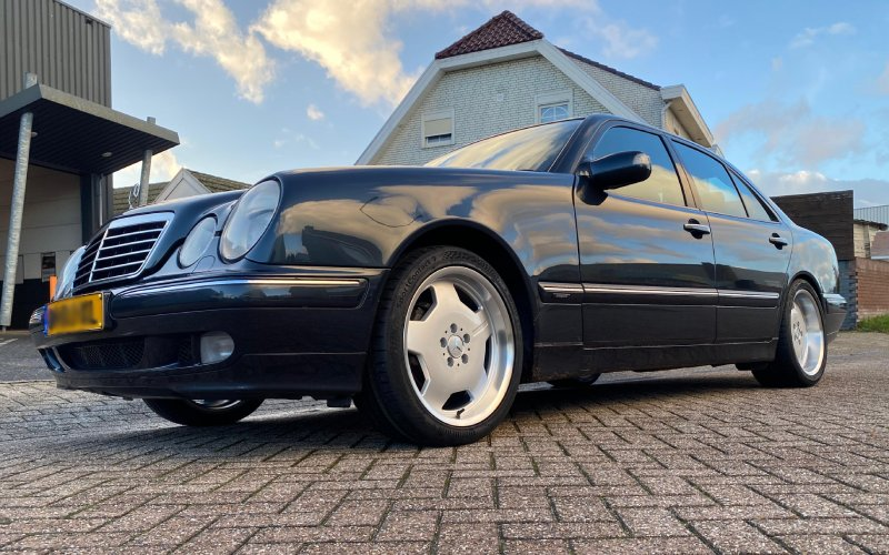 Mercedes-Benz E-Class met Devoted Wheels AMC80s velgen