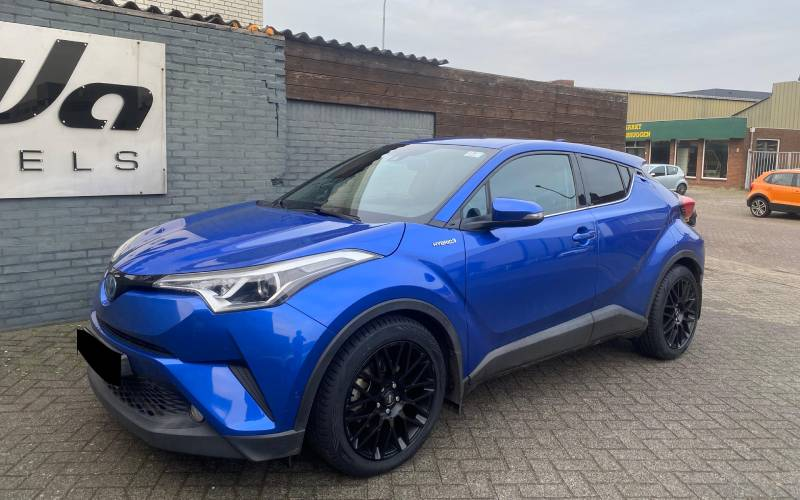 Toyota C-HR met MOMO Revenge velgen