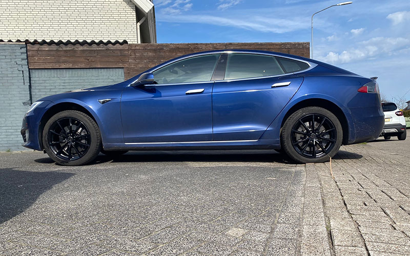 Tesla Model S met 2DRV by Wheelworld WH28 velgen