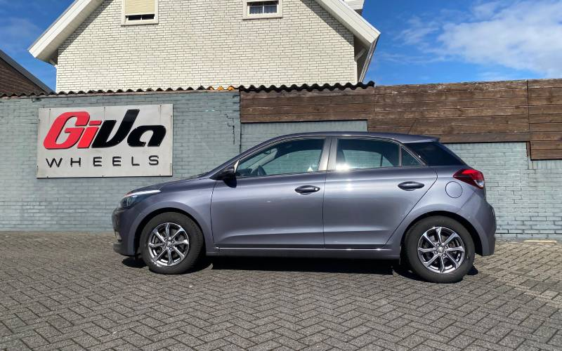 Hyundai i20 met Dezent KT velgen