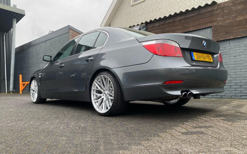 BMW 5-Serie met Japan Racing JR28 Blind velgen