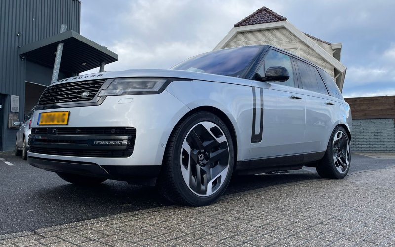 Land Rover Range Rover met Kahn Type 33 Cast velgen