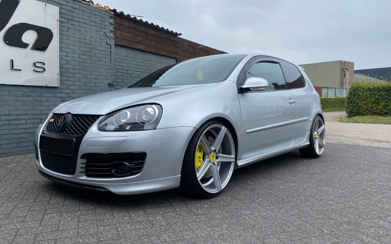 Volkswagen Golf met mbDesign KV1 velgen