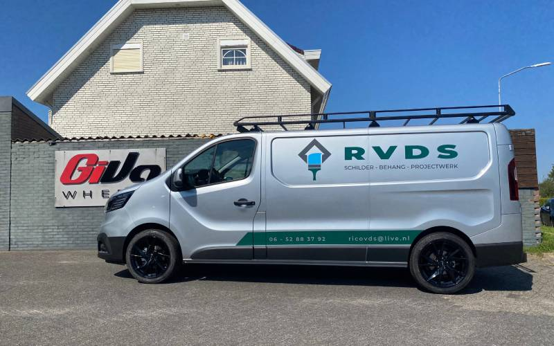 Renault Trafic met Carmani CA23 Rudi velgen